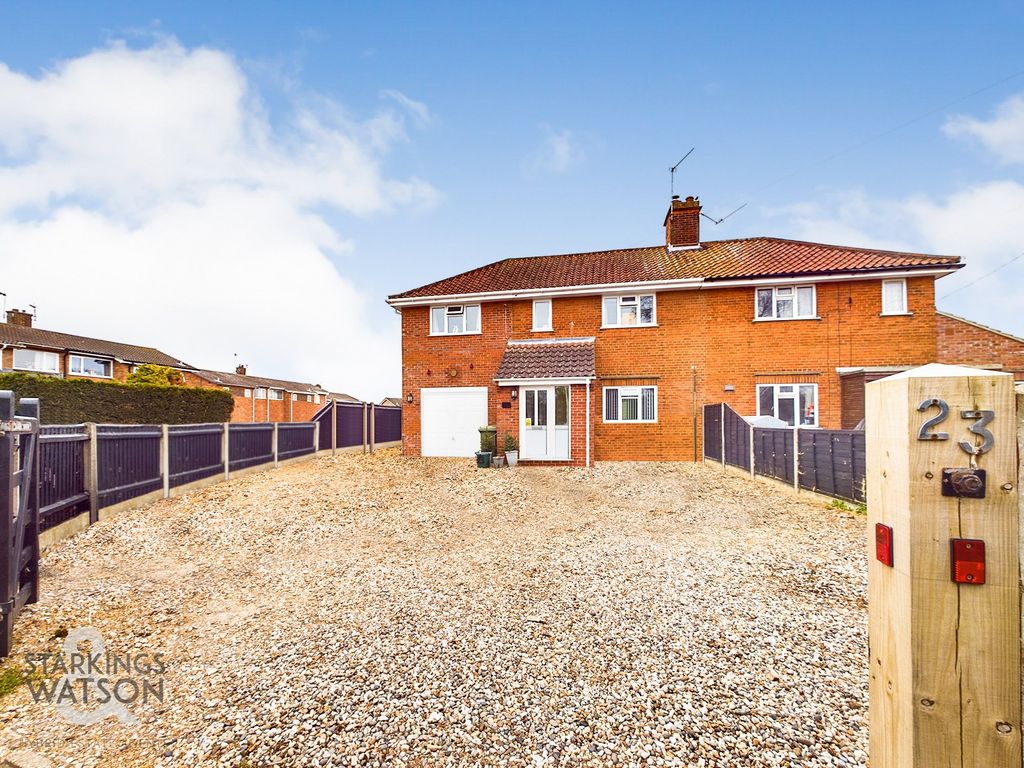 3 bed semidetached house for sale in Station Road, Lingwood, Norwich
