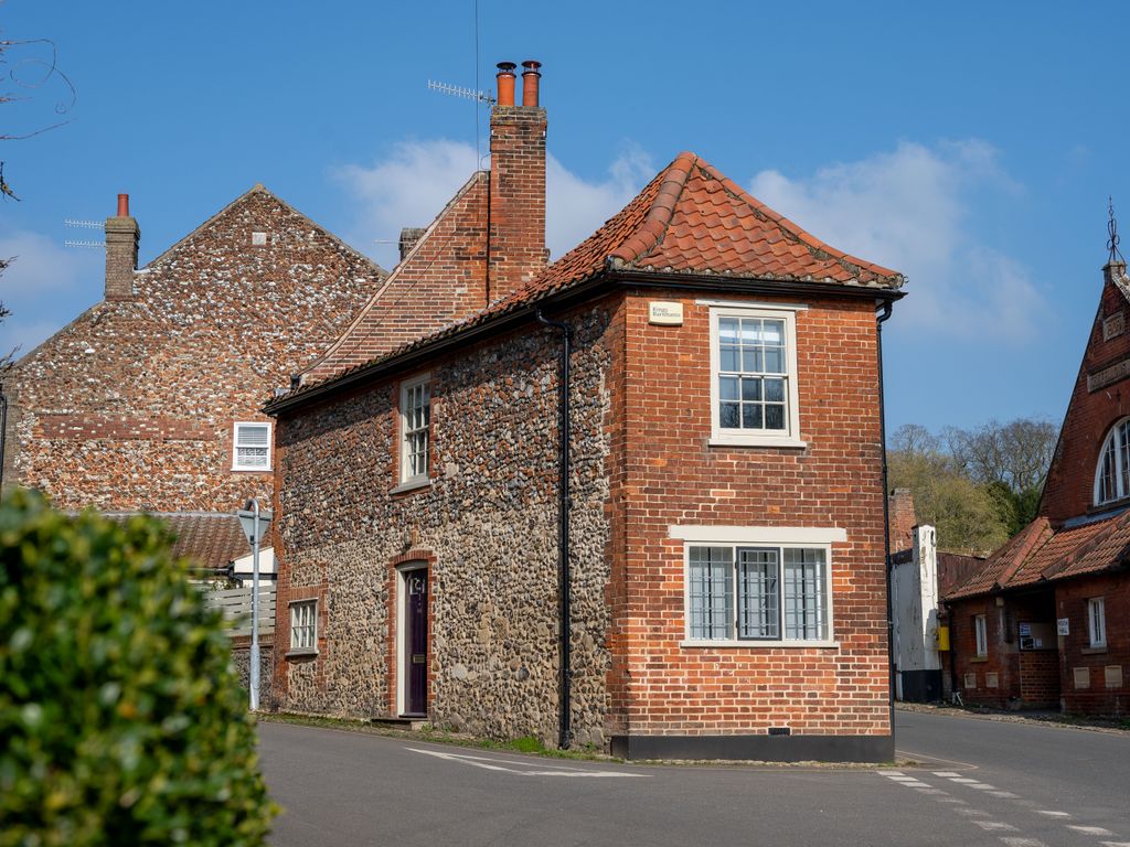 2 bed end terrace house for sale in High Street, Walsingham NR22, £