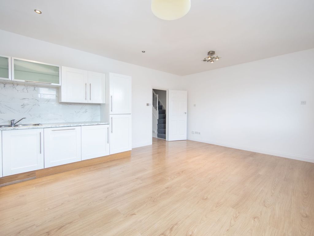 2 bed to rent in St Wilfrids Road, East London EN4