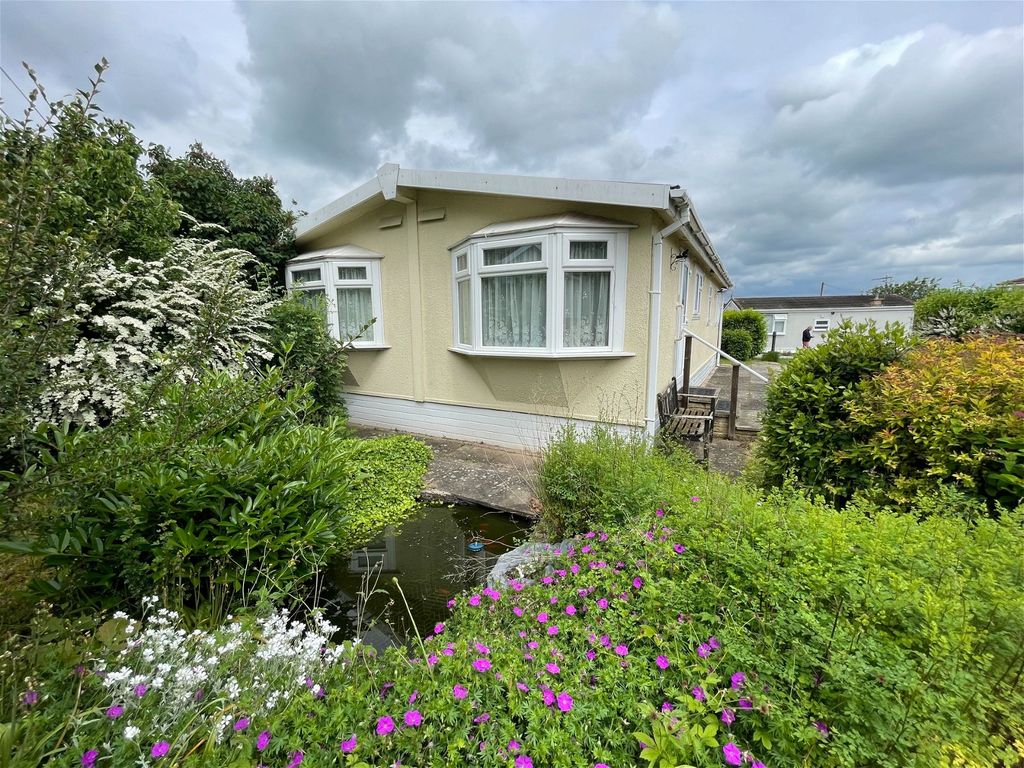 2 bed mobile/park home for sale in North Drive, Wootton Hall, Wootton