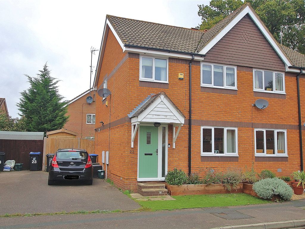 3 bed semidetached house for sale in Knaphill, Woking, Surrey GU21, £