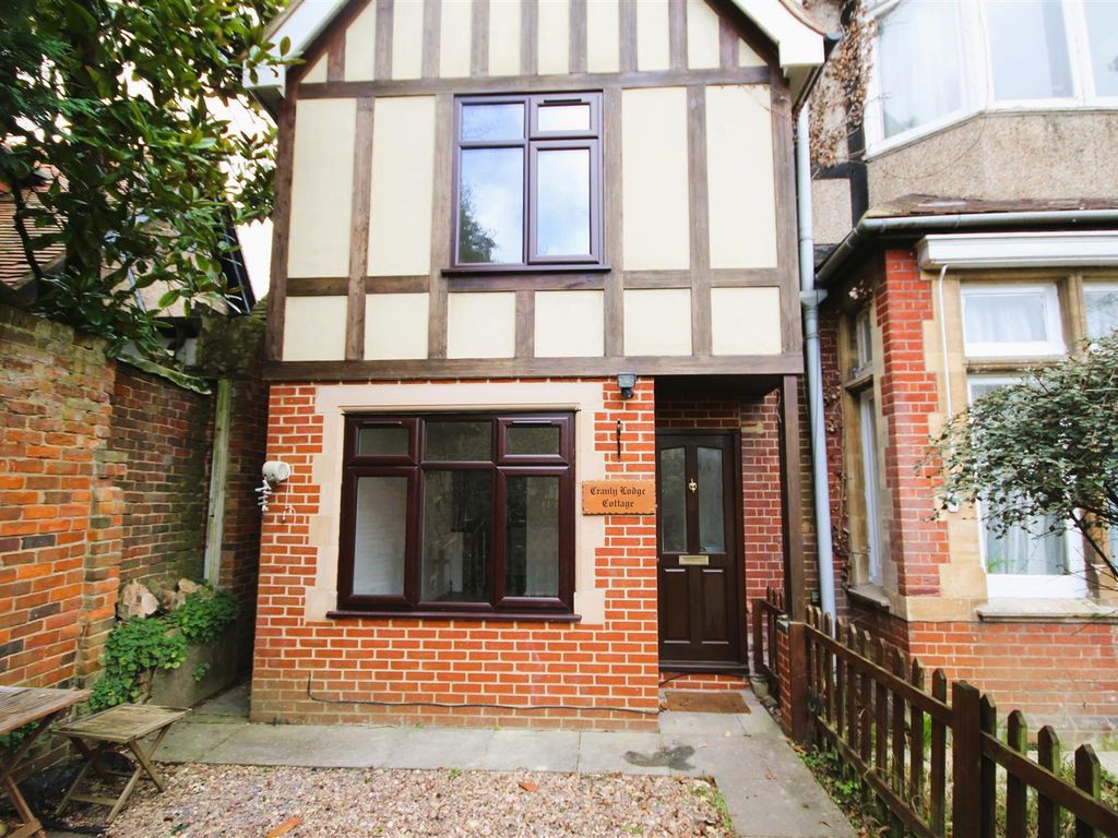 2 bed end terrace house to rent in Cranley Road, Guildford GU1, £1,650