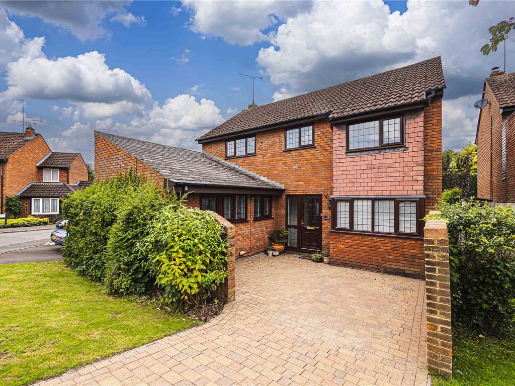 4 bed detached house for sale in Pembridge Road, Bovingdon, Hemel