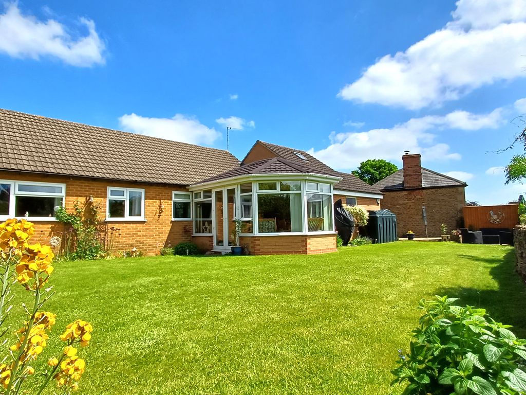 3 bed detached bungalow for sale in Rectory Road, Hook Norton OX15, £495,000 Zoopla