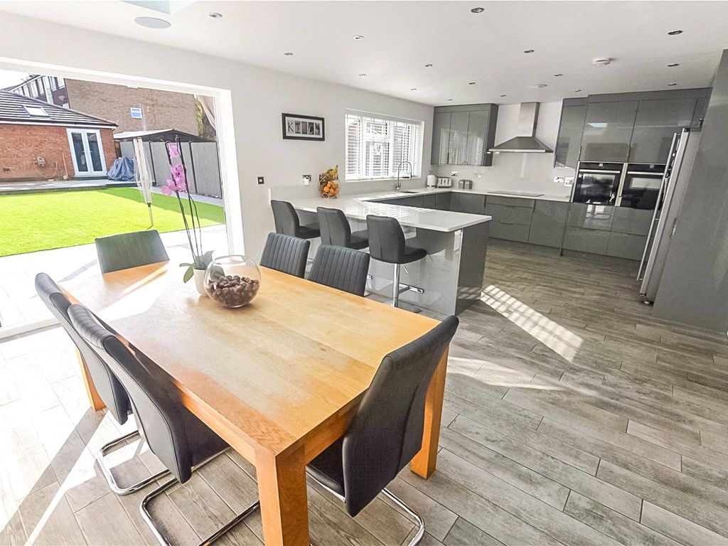 4 bed semidetached house to rent in Buckwood Avenue, Dunstable