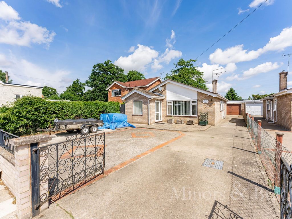3 bed detached bungalow for sale in Mill Street, Bradenham IP25, £