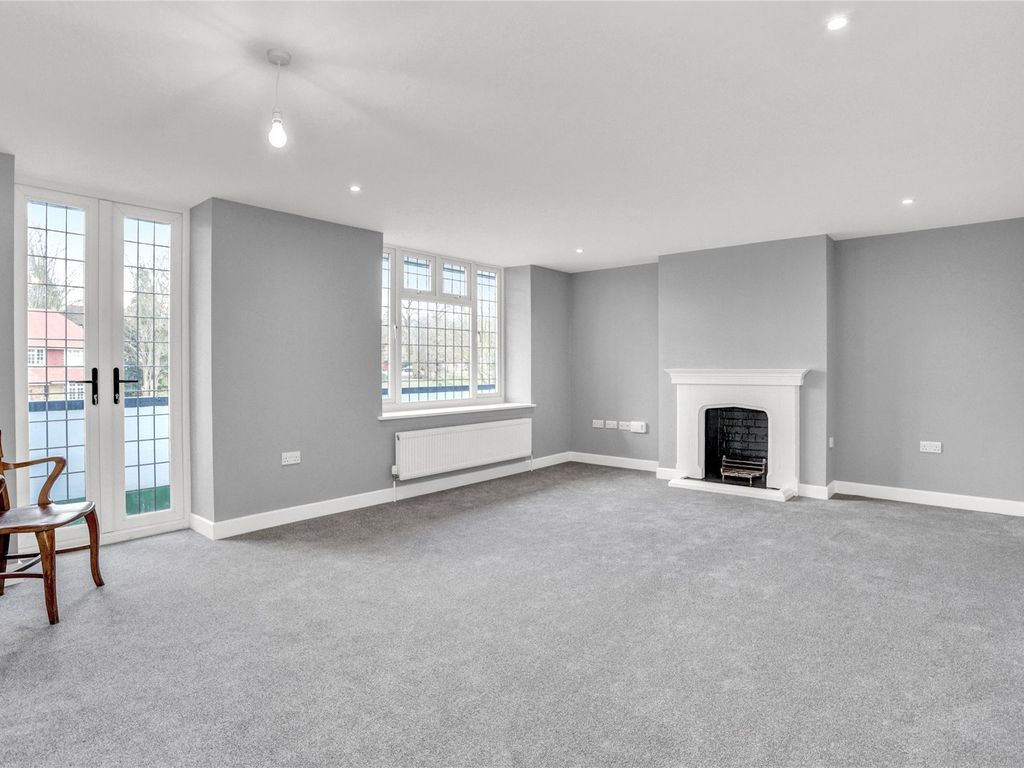 2 bed flat for sale in Queens Close, Lammas Lane, Esher, Surrey KT10