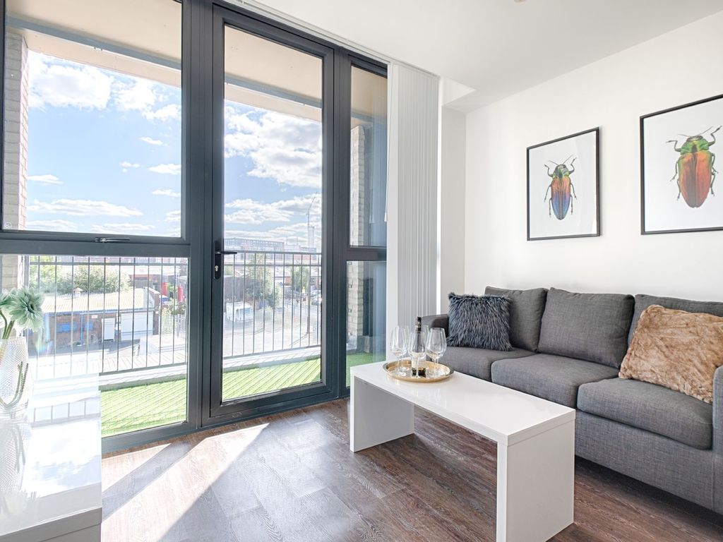 2 bed flat to rent in Oldham Road, Manchester M4, £1,350 pcm Zoopla