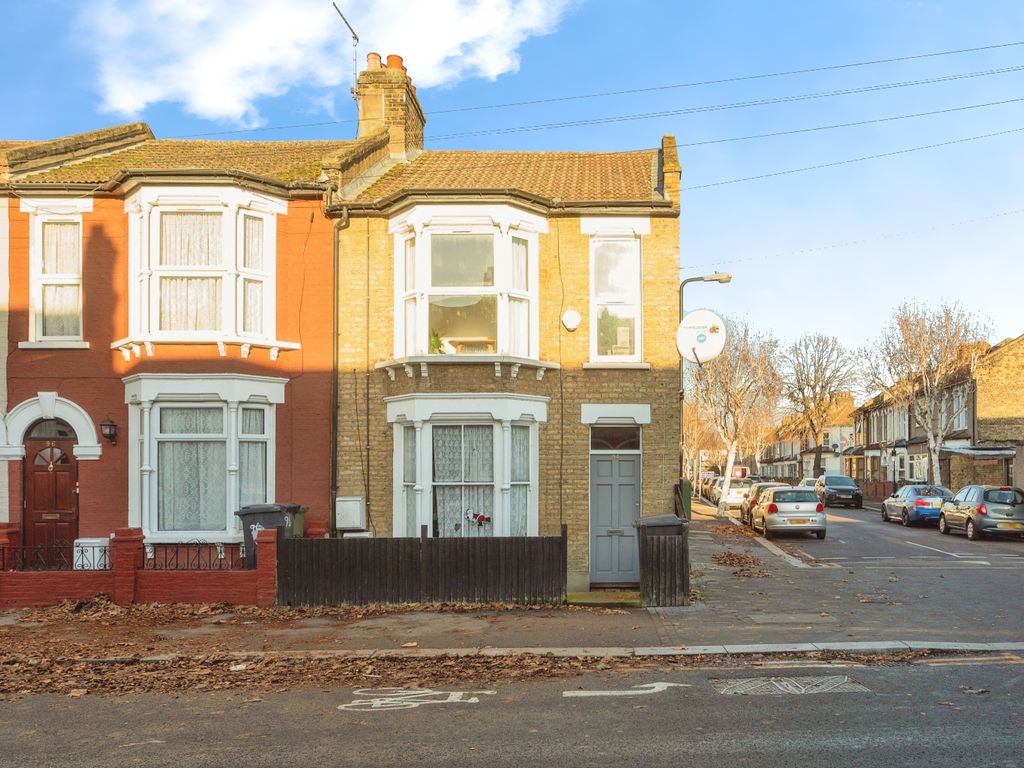 2 bed flat to rent in Coppermill Lane, Walthamstow, London E17, £1,750