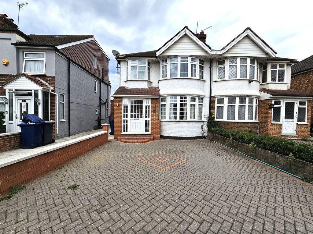 3 bed property to rent in Runneymede Gardens, Western Avenue, Greenford