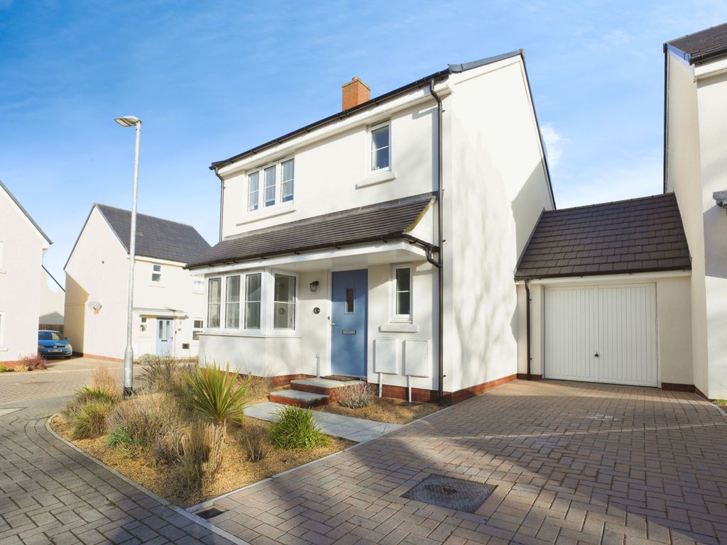 3 bed detached house for sale in Holmes Way, Bodmin PL31, £325,000 Zoopla