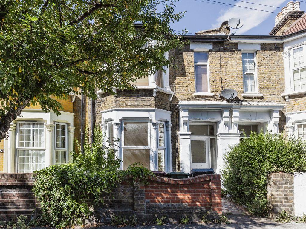 2 bed flat to rent in Warren Road, London E10, £1,750 pcm Zoopla