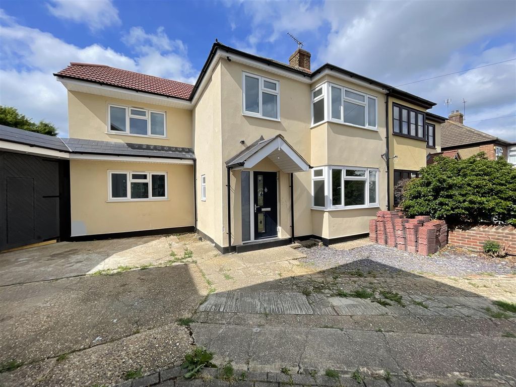 4 bed semidetached house for sale in Lulworth Close, StanfordLeHope