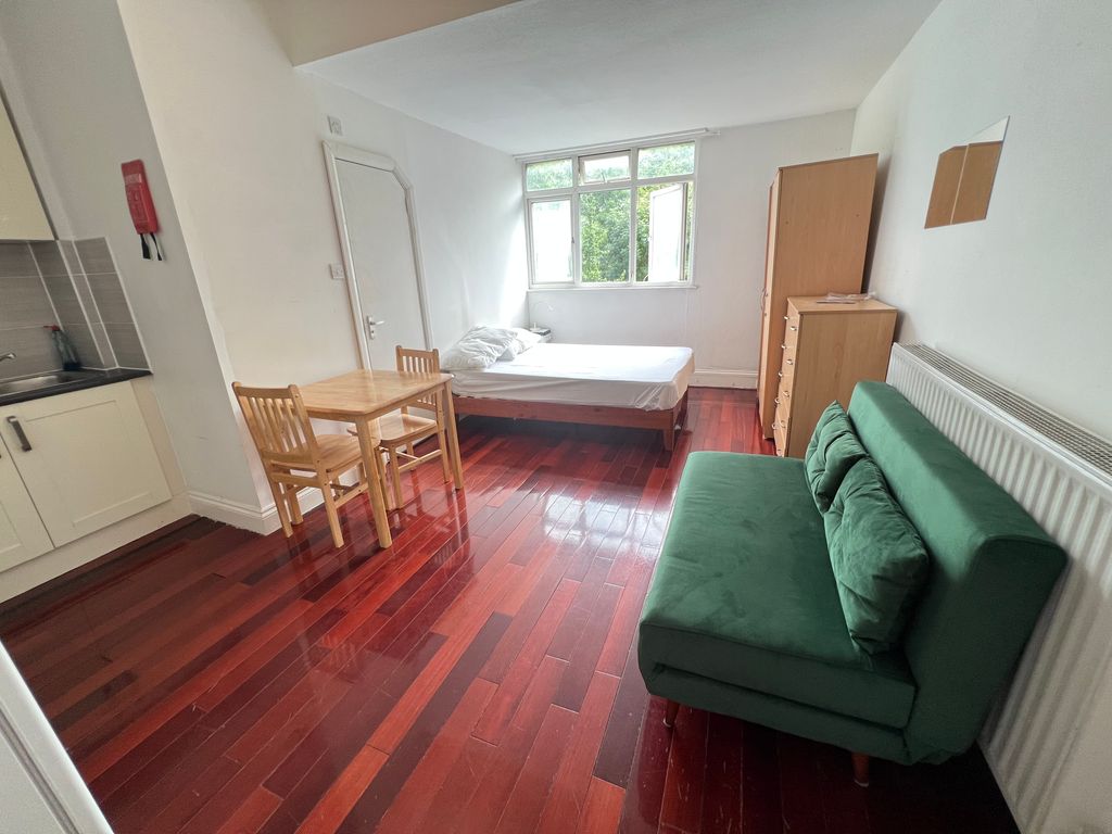 Studio to rent in Chatsworth Road, London NW2, £1,200 pcm Zoopla