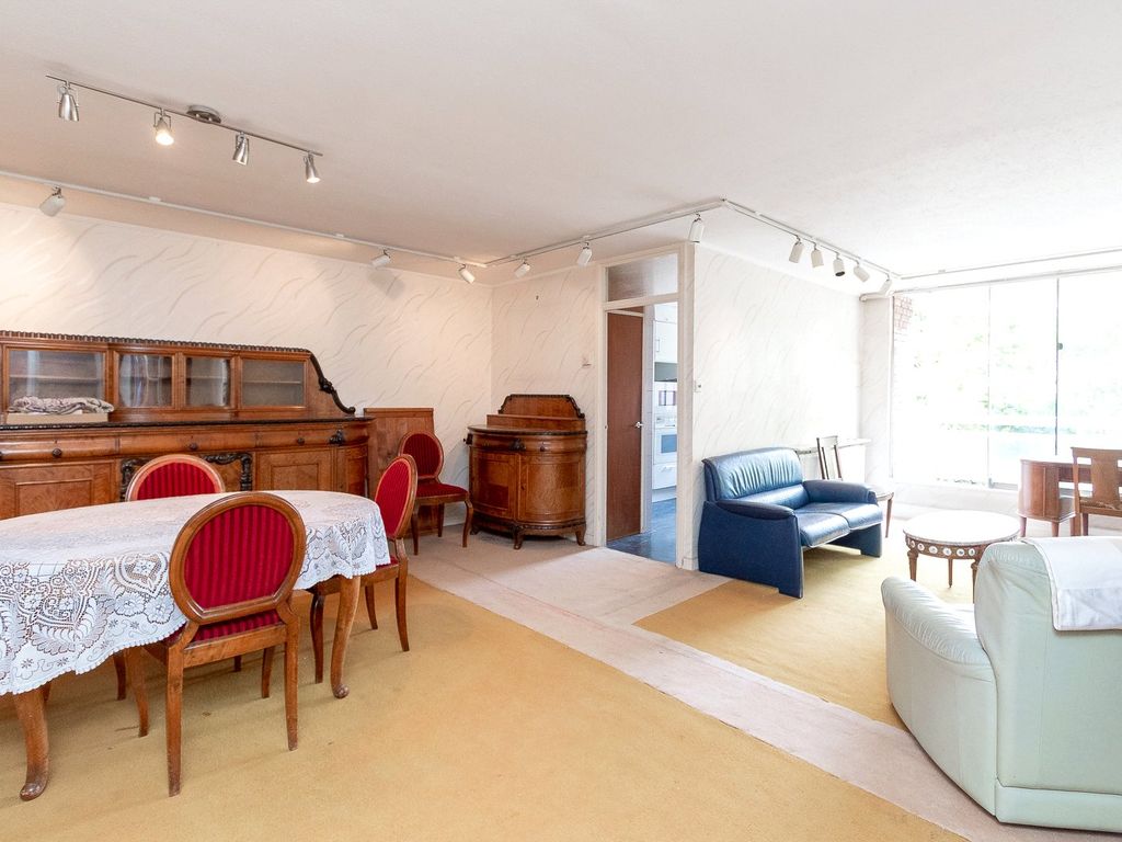 2 bed flat for sale in Leamington House, 23 Stonegrove, Edgware HA8, £