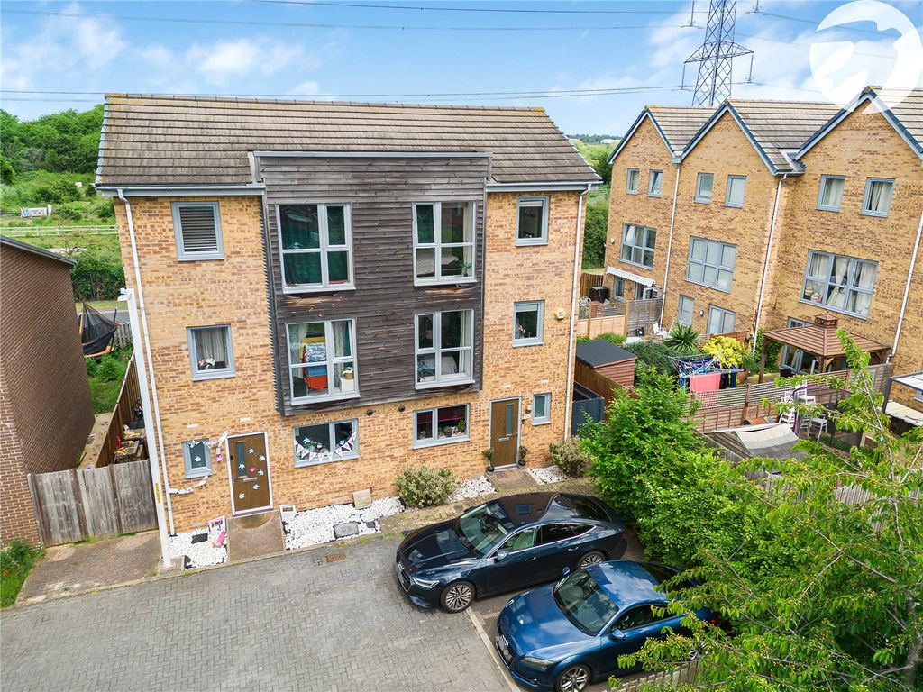 4 bed semidetached house for sale in Rainbow Gardens, The Bridge