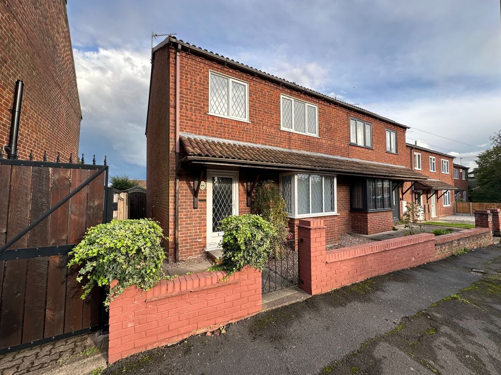 3 bed end terrace house to rent in Alexandra Road, Swadlincote DE11, £