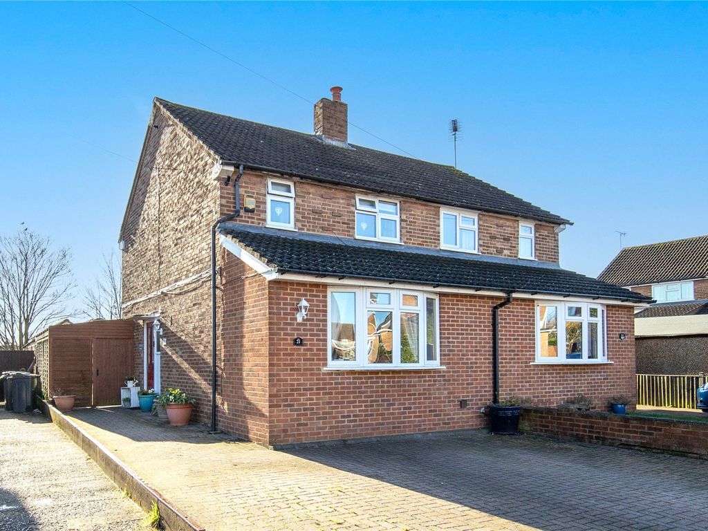 2 bed semidetached house for sale in Newnham Close, Luton