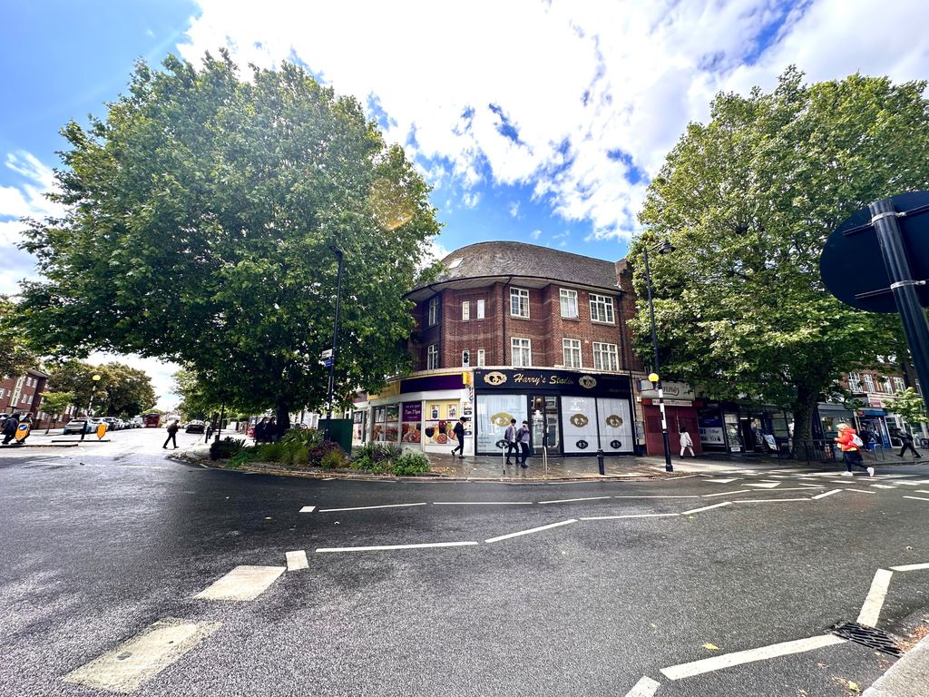 2 bed flat to rent in Niagara House, Northfield Avenue, Ealing W5, £