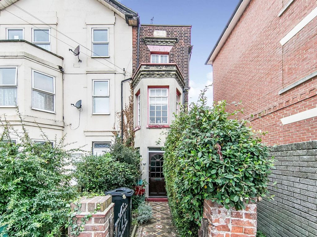 4 bed end terrace house to rent in Main Road, Dovercourt, Harwich CO12