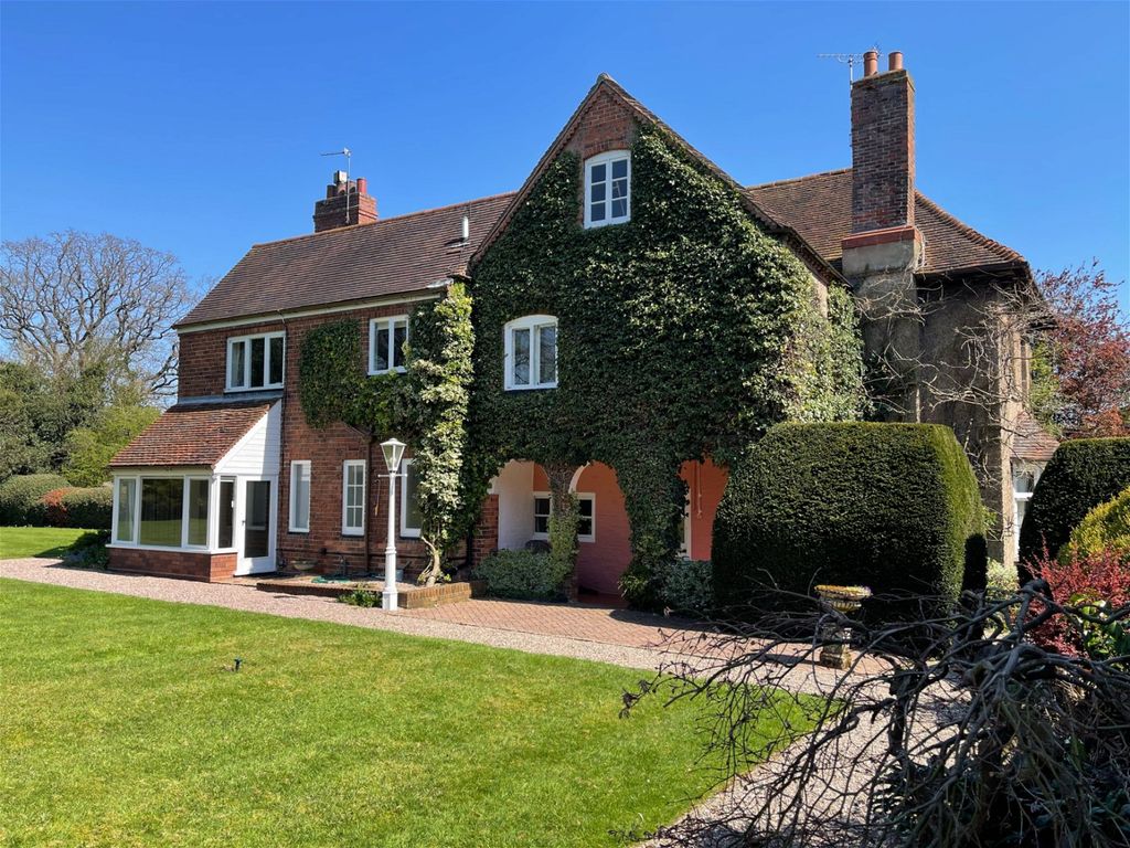 5 bed detached house to rent in Browns Lane, Knowle, Solihull B93, £