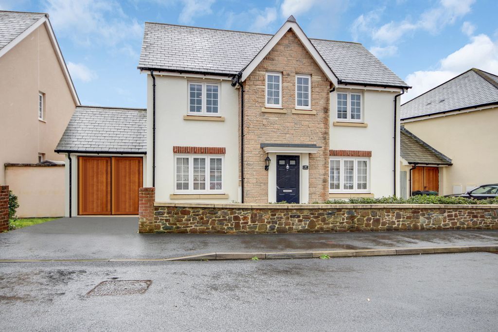 4 bed detached house for sale in Barracks Road, Fremington, Barnstaple