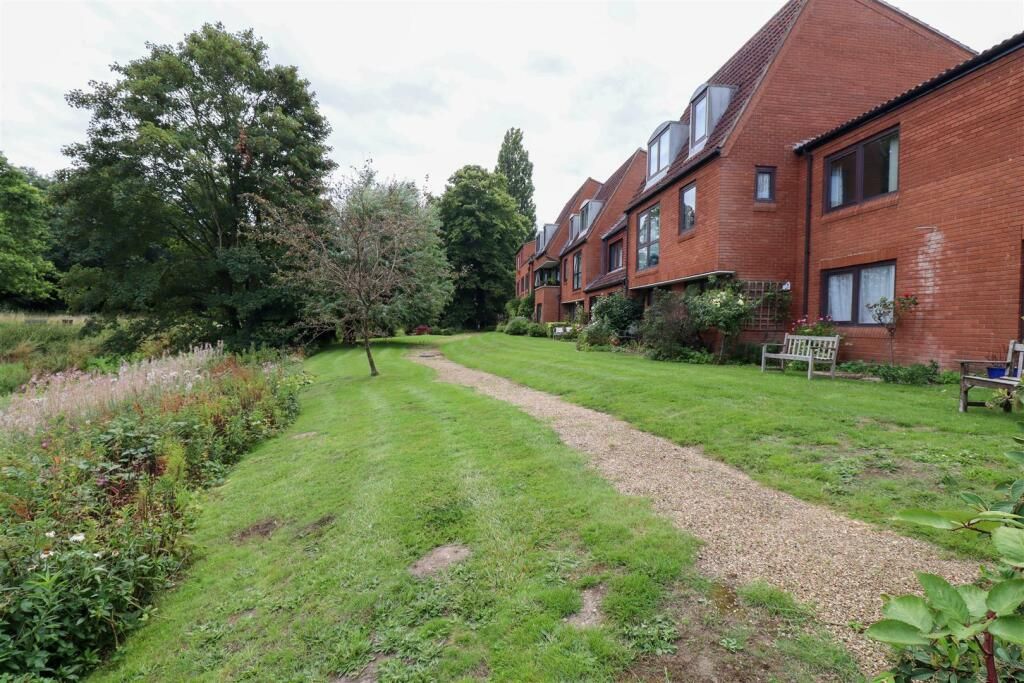 1 bed flat for sale in South Street, Farnham GU9, £80,000 Zoopla