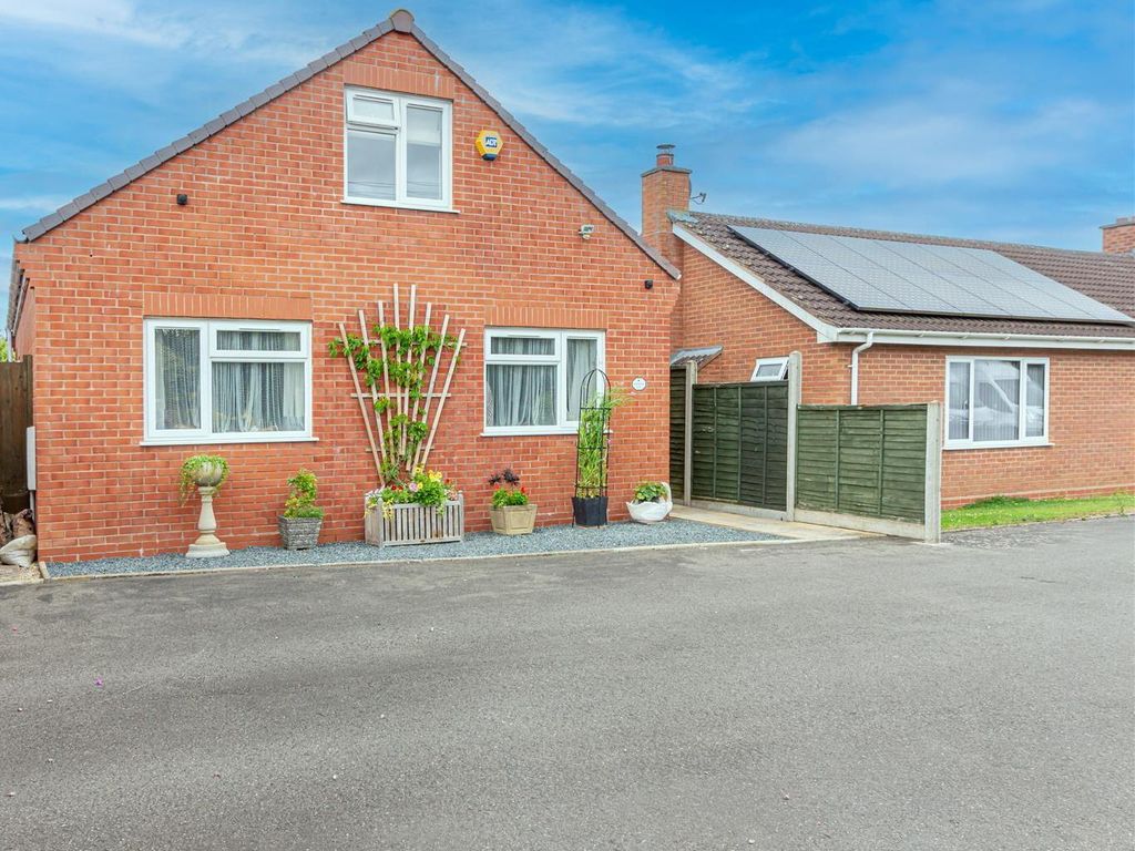 3 bed detached bungalow for sale in Worcester Road, Drakes Broughton