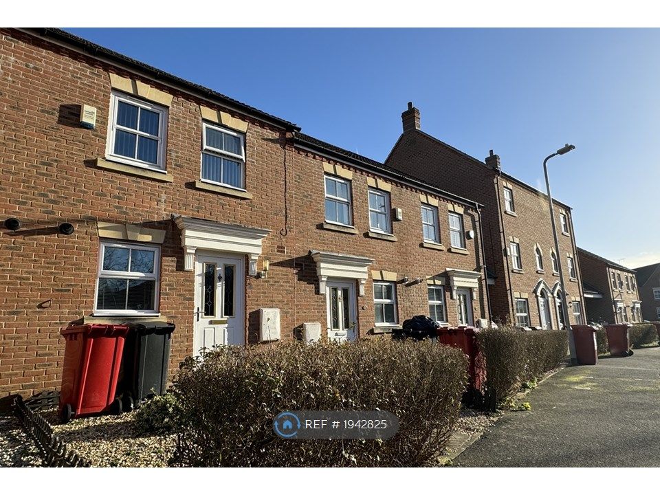 2 bed terraced house to rent in Parsons Road, Slough SL3, £1,900 pcm