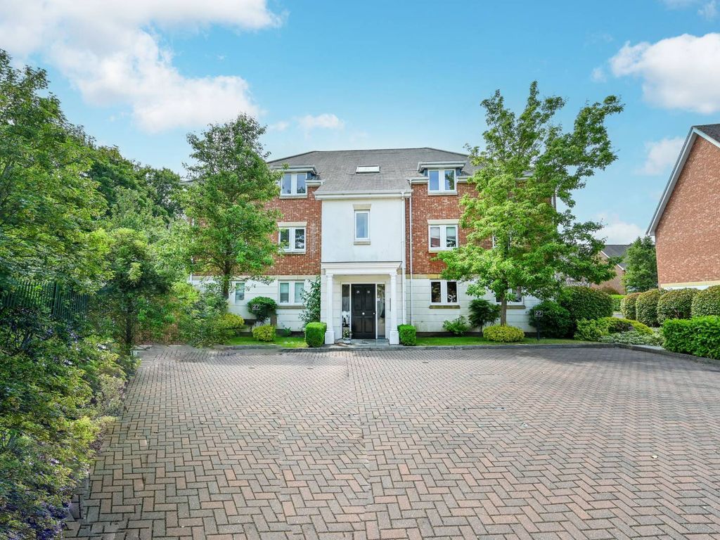 2 bed flat for sale in Lakeside Drive, Chobham GU24 Zoopla