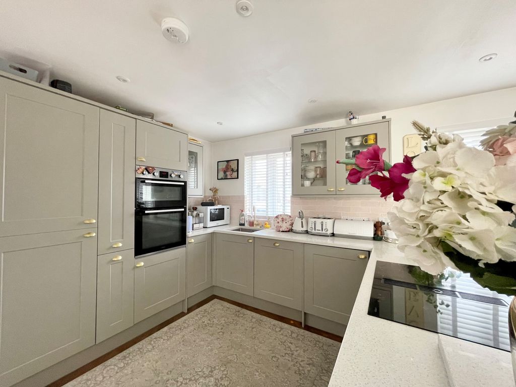 4 bed bungalow to rent in Magdalen Green, Thaxted, Dunmow CM6 Zoopla