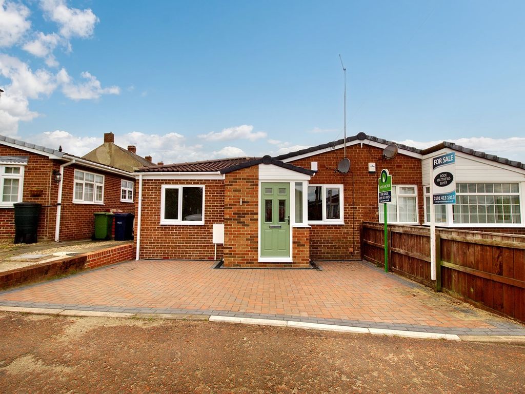 3 bed semidetached bungalow for sale in The Pines, Greenside, Ryton