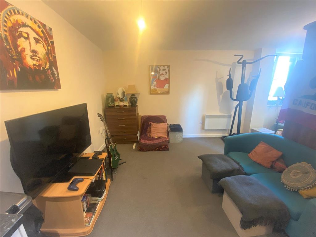 Studio to rent in St. Retail Park, St. Way, Leicester