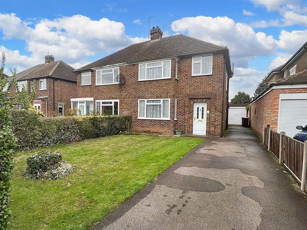 3 bed semidetached house for sale in Aylesbury Road, Bedford MK41, £