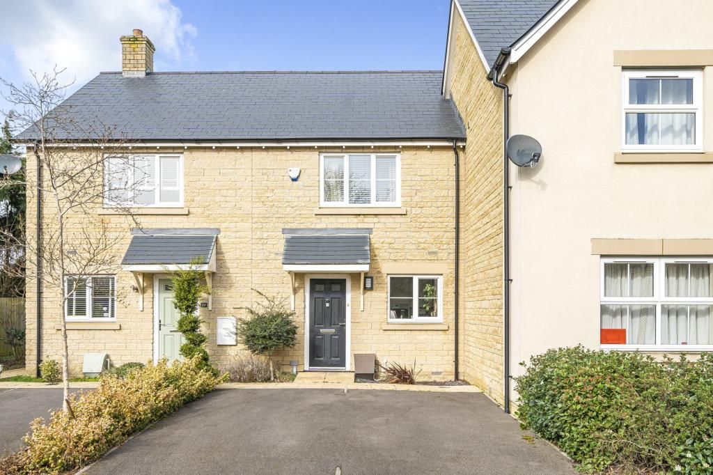 3 bed terraced house for sale in Carterton, Oxfordshire OX18, £300,000