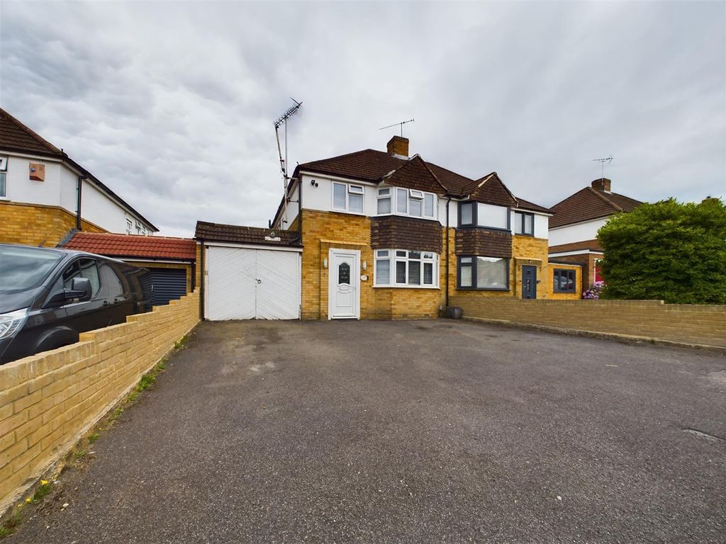 4 bed semidetached house for sale in Dee Road, Tilehurst, Reading RG30