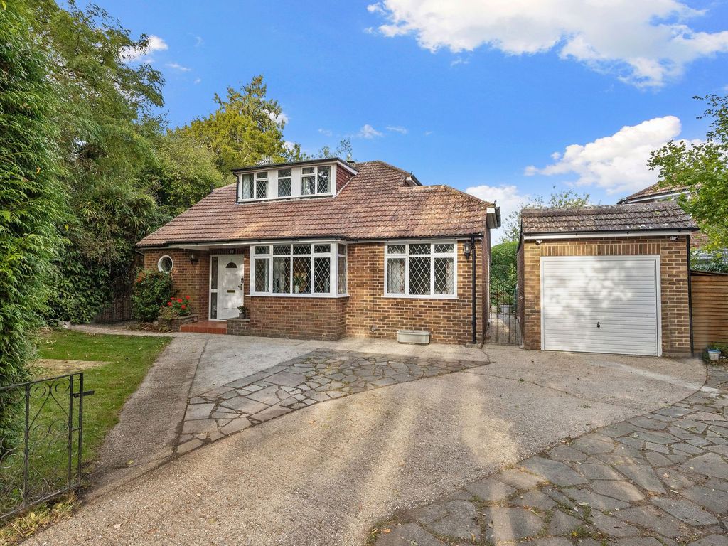 3 bed detached house for sale in Meath Green Lane, Horley RH6, £550,000