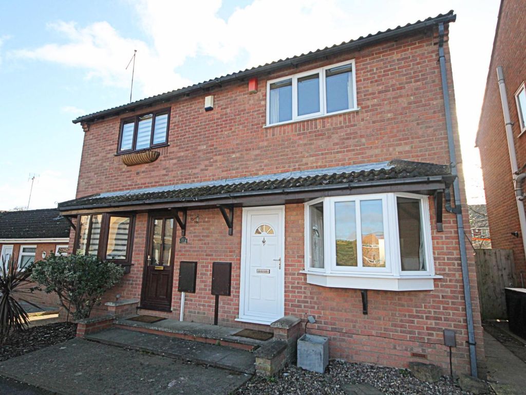 3 bed semidetached house to rent in Chedworth Close, Ecton Brook
