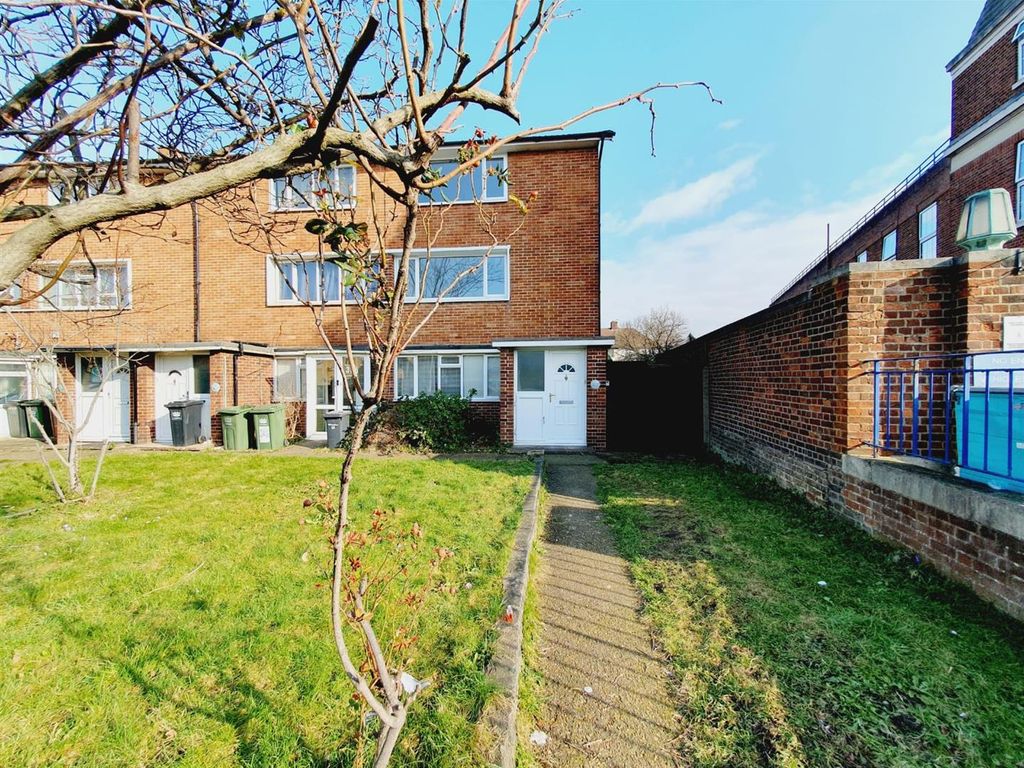 3 bed property to rent in Bromley Road, London SE6 Zoopla