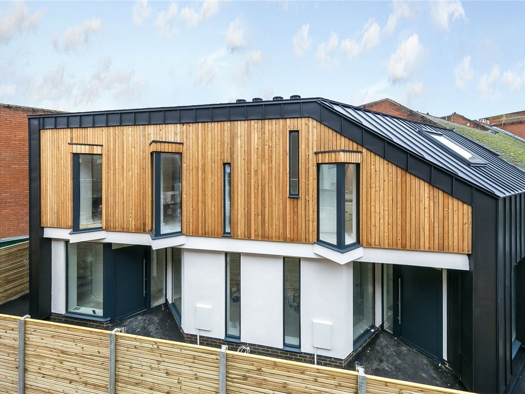 3 bed detached house to rent in Waterloo Place, Richmond TW9, £3,500