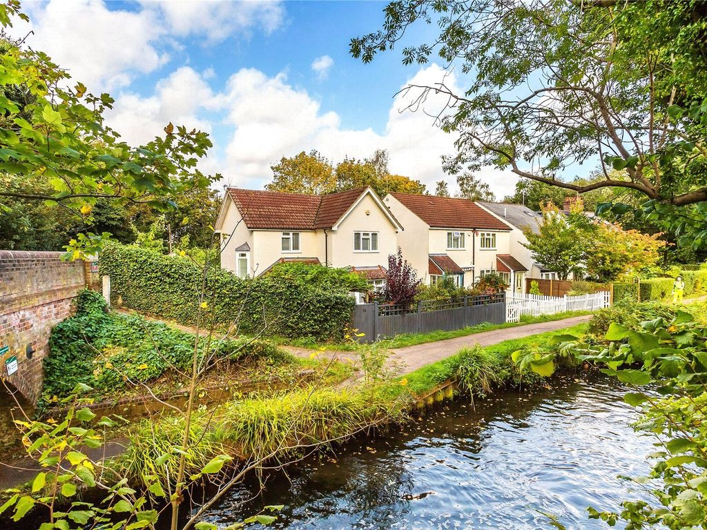 3 bed semidetached house for sale in St. Johns Road, St. Johns, Woking