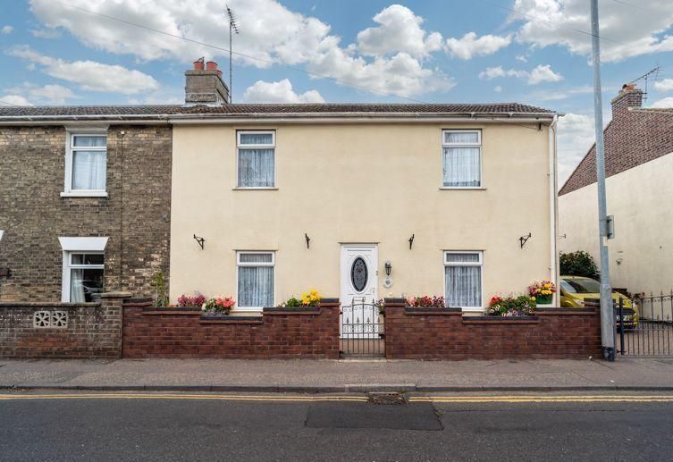 4 bed semidetached house for sale in Bells Road, Gorleston, Great