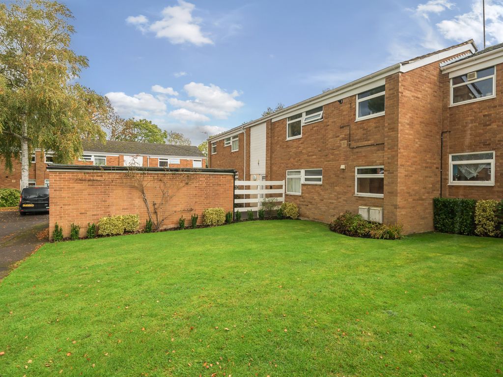 2 bed flat for sale in Chiswick Court, Moss Lane, Pinner HA5, £350,000 Zoopla