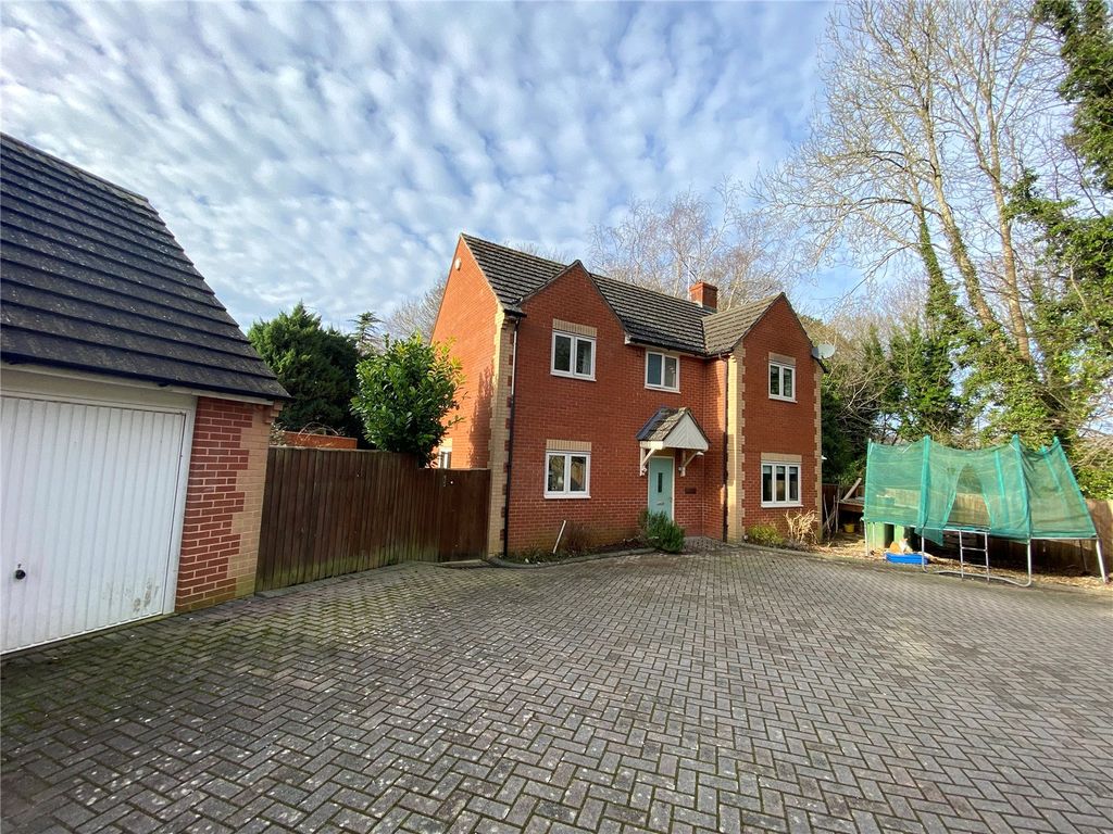 4 bed detached house for sale in Bath Road, Stroud, Gloucestershire GL5