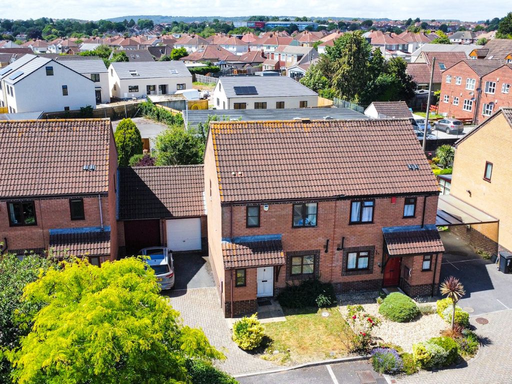 3 bed semidetached house for sale in Headley Court, Headley Park