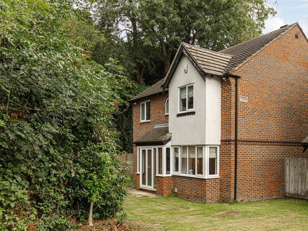 4 bed detached house for sale in Linden Close, Tadworth KT20, £775,000