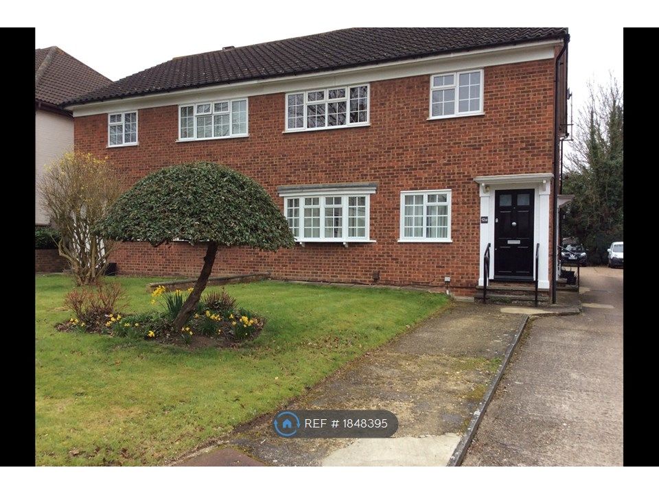 2 bed to rent in Magpie Hall Lane, Bromley Kent BR2, £1,450