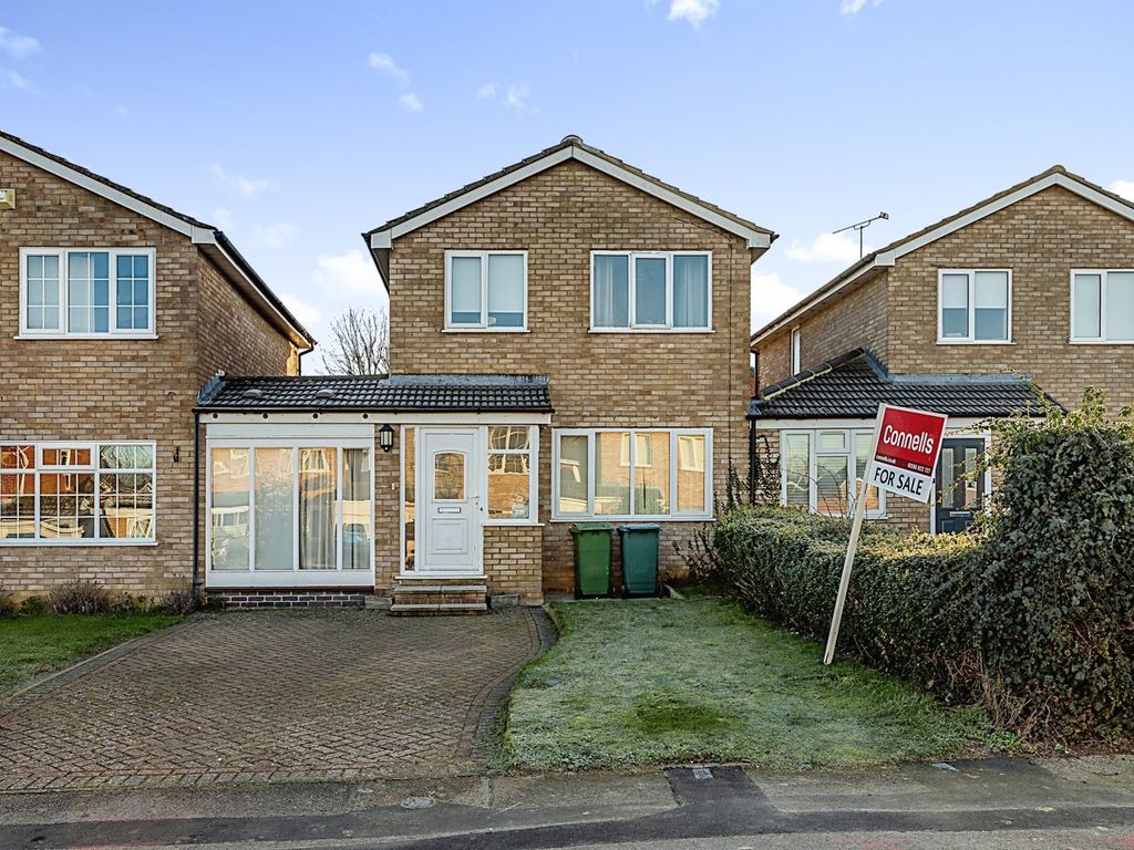 3 bed linkdetached house for sale in Swallow Close, Buckingham MK18