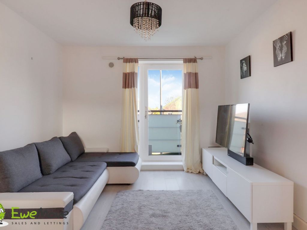 2 bed terraced house to rent in Vauxhall Way, Dunstable LU6, £1,200 pcm