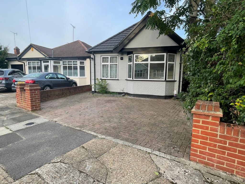 3 bed bungalow to rent in Ashlyn Grove, Hornchurch, Essex RM11 Zoopla